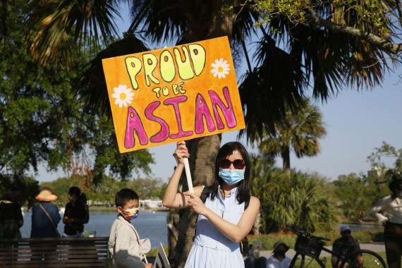 Seorang wanita menunjukkan sebuah poster saat unjuk rasa menentang kejahatan kebencian anti-Asia di New Orleans, Louisiana, Amerika Serikat, pada 4 April 2021. (Xinhua/Lan Wei)