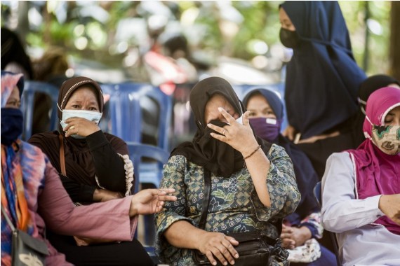 Para kerabat dari korban kapal selam KRI Nanggala-402 terlihat menangis di Yogyakarta pada 26 April 2021. (Xinhua/Kurniawan)