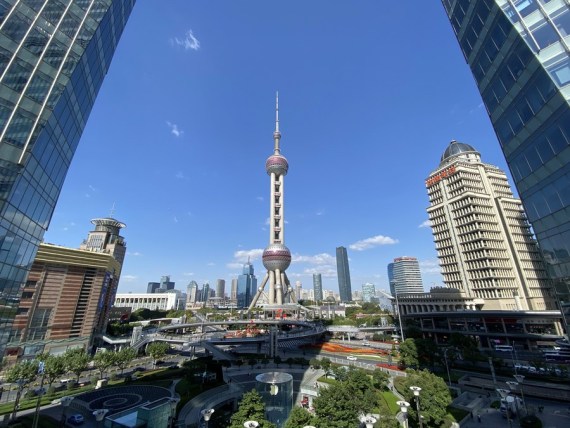 Foto yang diabadikan menggunakan kamera ponsel pada 3 November 2020 ini menunjukkan pemandangan di area Lujiazui di Shanghai, China timur. (Xinhua/Ding Ting)