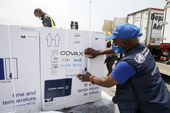 Sejumlah pekerja memindahkan boks berisi vaksin COVID-19 dari COVAX, inisiatif pendistribusian vaksin, yang tiba di Bandar Udara Internasional Abidjan di Abidjan, Pantai Gading, pada 26 Februari 2021. (Xinhua/Yvan Sonh)