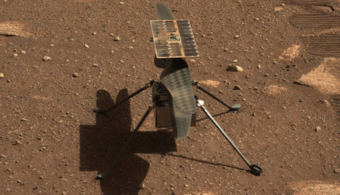 Gambar yang diabadikan dengan kamera pada wahana penjelajah Perseverance milik NASA di Mars pada 5 April 2021 ini menunjukkan helikopter penjelajah Mars, Ingenuity. (NASA)