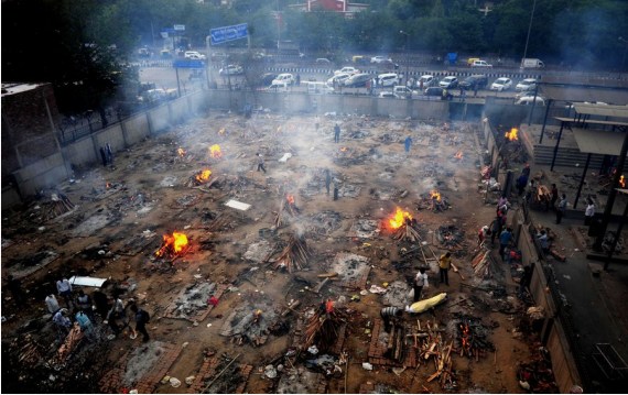 Onggokan kayu yang masih terbakar terlihat dalam kremasi massal para korban meninggal dunia akibat COVID-19 di sebuah krematorium di Delhi, India, pada 26 April 2021. (Xinhua/Partha Sarkar)