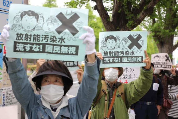 Massa berunjuk rasa memprotes keputusan pemerintah Jepang untuk membuang air limbah yang terkontaminasi radioaktif di Prefektur Fukushima ke laut, di Tokyo, ibu kota Jepang, pada 13 April 2021. (Xinhua/Du Xiaoyi)