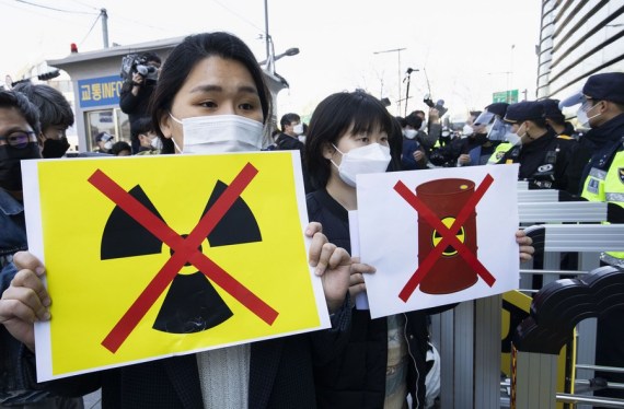 Orang-orang memprotes keputusan Jepang membuang air limbah radioaktif dari PLTN Fukushima Daiichi yang rusak ke Samudra Pasifik di luar Kedutaan Besar Jepang di Seoul, Korea Selatan, pada 14 April 2021. (Xinhua/Xu Ruxi)