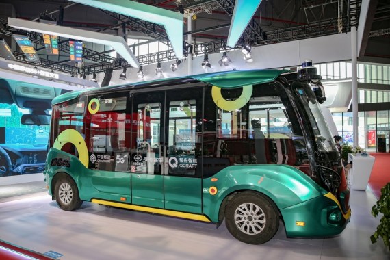 Foto yang disediakan oleh perusahaan teknologi Qcraft menunjukkan bus otonomos di Kota Suzhou, Provinsi Jiangsu, China timur, pada 18 April 2021. (Xinhua)