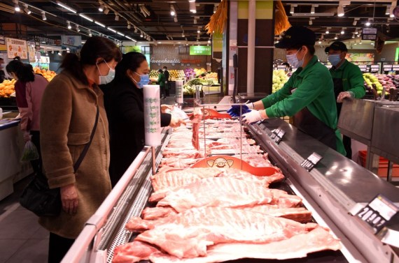 Orang-orang memilih makanan di sebuah supermarket di Kota Xinle, Shijiazhuang, Provinsi Hebei, China utara, pada 10 Maret 2021. (Xinhua/Jia Minjie)