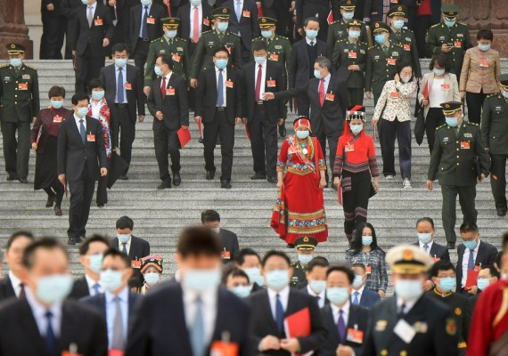 Para deputi Kongres Rakyat Nasional (National People's Congress/NPC) ke-13 meninggalkan Balai Agung Rakyat setelah pertemuan penutupan sesi keempat NPC ke-13 di Beijing, ibu kota China, pada 11 Maret 2021. (Xinhua/Li He)