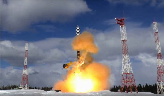 Tangkapan layar video yang diberikan oleh Kementerian Pertahanan Rusia ini menunjukkan rudal balistik antarbenua Sarmat meluncur saat uji coba peluncuran dari kosmodrom Plesetsk di Rusia barat laut pada 30 Maret 2018.