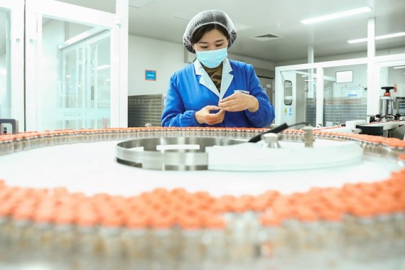 Foto yang diabadikan pada 23 Desember 2020 ini menunjukkan lini pengemasan vaksin COVID-19 nonaktif di perusahaan biofarmasi China Sinovac Biotech di Beijing, ibu kota China. (Xinhua/Zhang Yuwei)