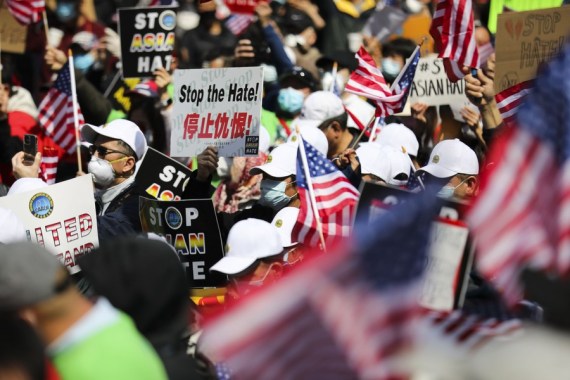 Warga berunjuk rasa menentang kejahatan yang dilatarbelakangi kebencian anti-Asia di Foley Square di New York, Amerika Serikat, pada 4 April 2021. (Xinhua/Wang Ying)