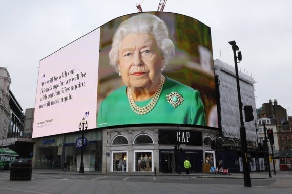 Sebuah layar menunjukkan Ratu Inggris Elizabeth II dan kutipan dari pidatonya tentang perjuangan melawan COVID-19 di Piccadilly Circus di London, Inggris, pada 13 April 2020. (Xinhua/Tim Ireland)
