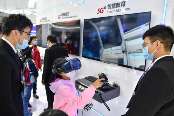 Seorang anak menjajal perangkat pendidikan pintar berteknologi 5G di stan China Unicom dalam Light of Internet Expo di Konferensi Internet Dunia (World Internet Conference/WIC) 2020 di Wuzhen, Provinsi Zhejiang, China timur, pada 22 November 2020. (Xinhua/Li Xin)