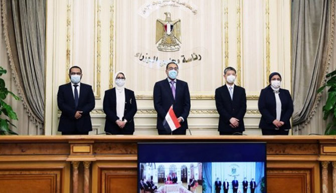 Perdana Menteri Mesir Mostafa Madbouly (tengah), Menteri Kesehatan Hala Zayed (kedua dari kiri), dan Duta Besar China untuk Mesir Liao Liqiang (kedua dari kanan) berfoto usai upacara penandatanganan di Kairo, Mesir, pada 21 April 2021. (Xinhua/Wang Dongzhen )