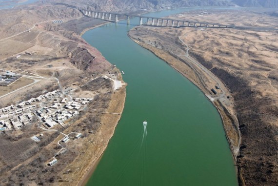 Foto dari udara yang diabadikan pada 3 Maret 2021 ini menunjukkan salah satu bagian dari Sungai Kuning di Distrik Shapotou, Zhongwei, Daerah Otonom Etnis Hui Ningxia, China barat laut. (Xinhua/Tang Rufeng)