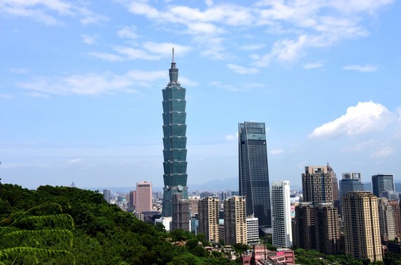 Foto yang diabadikan pada 21 Juli 2019 dari Gunung Xiangshan ini menunjukkan gedung pencakar langit Taipei 101 di Taipei, Taiwan, China tenggara. (Xinhua/Zhu Xiang)