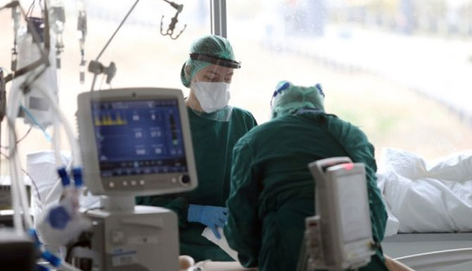 Tenaga kesehatan Turki merawat pasien COVID-19 di ruang unit perawatan intensif (ICU) sebuah rumah sakit di Ankara, Turki, pada 24 April 2021. (Xinhua/Mustafa Kaya)