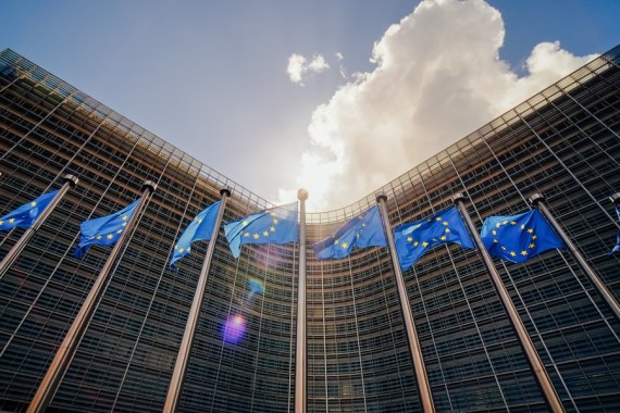 Bendera Uni Eropa berkibar di depan markas besar Komisi Eropa di Brussel, Belgia, pada 29 Juni 2020. (Xinhua/Zhang Cheng)