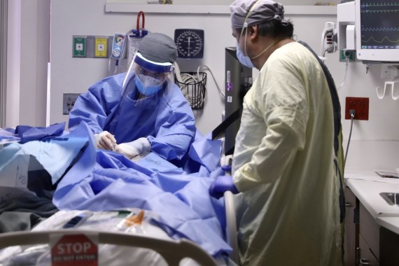 Tenaga kesehatan melakukan operasi di Unit Perawatan Intensif di "Area COVID" Rumah Sakit Beverly di Montebello City, California, Amerika Serikat, pada 22 Januari 2021. (Xinhua)