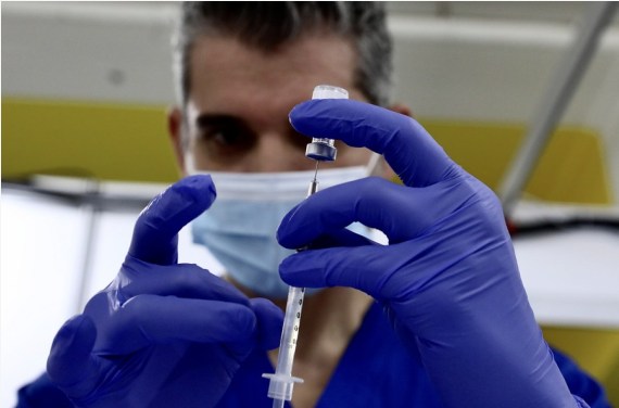 Seorang tenaga kesehatan menyiapkan satu dosis vaksin COVID-19 di sebuah lokasi vaksinasi baru di California Polytechnic State University di Pomona, Los Angeles County, California, Amerika Serikat, pada 5 Februari 2021. (Xinhua)