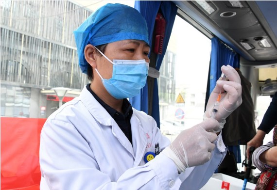 Seorang tenaga kesehatan menyiapkan dosis vaksin di dalam sebuah kendaraan vaksinasi keliling di Distrik Haidian, Beijing, ibu kota China, pada 11 April 2021. (Xinhua/Ren Chao)