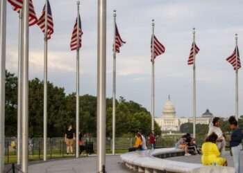 Orang-orang menghabiskan Minggu sore mereka di National Mall di Washington DC, Amerika Serikat (AS), pada 28 Juni 2020. (Xinhua/Ting Shen)