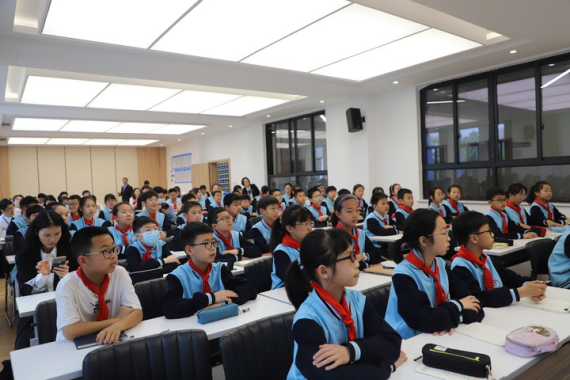 Para siswa sebuah sekolah dasar di Yiwu, Provinsi Zhejiang, China timur, mengikuti kelas yang memopulerkan sains pada 23 April 2021. (Xinhua/Hua Hongli)
