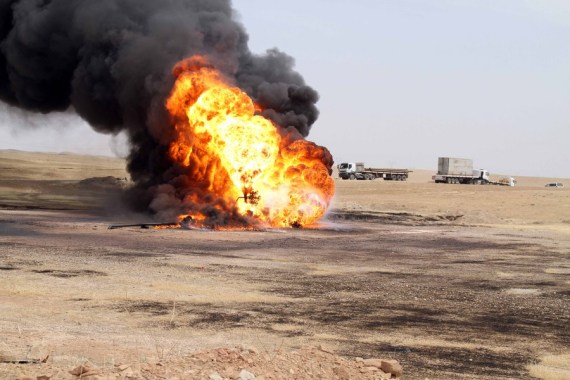Sebuah sumur minyak di ladang minyak Bai Hassan terbakar setelah militan ISIS meledakkannya di Kirkuk, Irak, pada 5 Mei 2021. (Xinhua)