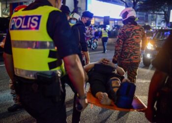 Tim penyelamat membawa seorang penumpang yang terluka dalam insiden tabrakan kereta LRT di Kuala Lumpur, Malaysia, pada 24 Mei 2021. (Xinhua/Fan Fzy)