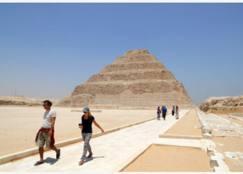 Wisatawan mengunjungi kompleks Piramida Bertingkat (Step Pyramid) di nekropolis Saqqara dekat ibu kota Kairo, Mesir, pada 26 Mei 2021. Piramida Bertingkat, yang masuk dalam daftar Situs Warisan Dunia UNESCO, dirancang dan dibangun oleh sang arsitek Imhotep pada abad ke-27 SM pada masa Dinasti Ketiga untuk menyimpan mumi Firaun Djoser. (Xinhua/Sui Xiankai)