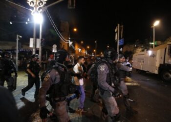 Aparat kepolisian Israel menangkap seorang warga Palestina di luar Gerbang Damaskus di Kota Tua Yerusalem pada 9 Mei 2021. (Xinhua/Muammar Awad)