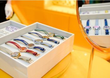 Foto yang diabadikan pada 7 Mei 2021 ini menunjukkan jam tangan yang dipamerkan dalam Pameran Produk Konsumen Internasional China (China International Consumer Products Expo) pertama di Haikou, ibu kota Provinsi Hainan, China selatan. (Xinhua/Zhou Jiayi)