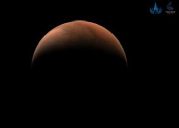 Foto yang diabadikan pada 18 Maret 2021 ini menunjukkan citra Mars yang ditangkap oleh wahana Tianwen-1 milik China. Administrasi Luar Angkasa Nasional China (China National Space Administration/CNSA) pada 26 Maret merilis dua citra baru Mars yang diabadikan oleh Tianwen-1. Dalam gambar tersebut, Mars berbentuk bulan sabit dengan tekstur permukaan yang bersih. (Xinhua/CNSA)