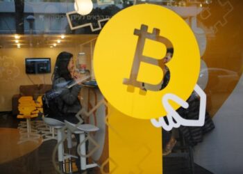 Seorang wanita membeli bitcoin di Bitcoin Change di Tel Aviv, Israel, pada 8 Januari 2018. (Xinhua/Gil Cohen Magen)