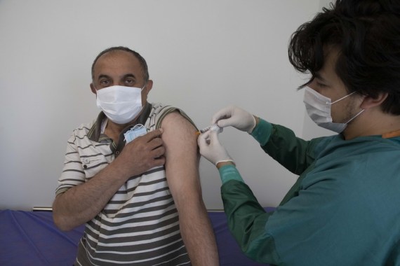 Seorang pria menerima suntikan vaksin COVID-19 di Istanbul, Turki, pada 6 Mei 2021. (Xinhua/Osman Orsal)