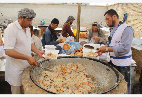 Tim sukarelawan menyiapkan makanan berbuka puasa yang akan dibagikan kepada orang-orang yang membutuhkan pada bulan suci Ramadan di Mazar-i-Sharif, ibu kota Provinsi Balkh, Afghanistan, pada 3 Mei 2021. (Xinhua/Kawa Basharat)