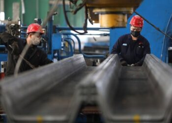 Para karyawan bekerja di sebuah pabrik milik Anshan Zizhu Sci & Tech Profile Steel Co., Ltd. di Anshan, Provinsi Liaoning, China timur laut, pada 15 April 2020. (Xinhua)