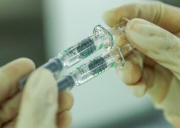 Seorang staf memeriksa kualitas kemasan produk vaksin COVID-19 nonaktif di sebuah pabrik pengemasan milik Beijing Biological Products Institute Co., Ltd. di Beijing, ibu kota China, pada 25 Desember 2020. (Xinhua/Zhang Yuwei)
