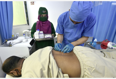 Seorang profesional kesehatan memberikan terapi akupunktur pada seorang pasien yang telah sembuh dari COVID-19 di sebuah klinik di Dhaka, Bangladesh, pada 1 Mei 2021. (Xinhua)