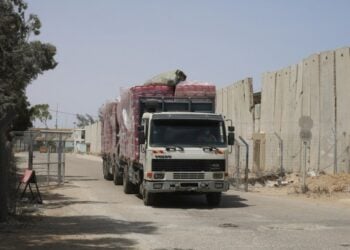 Sebuah truk tiba di gerbang Perlintasan Kerem Shalom di Kota Rafah, Jalur Gaza selatan, pada 21 Mei 2021. (Xinhua/Khaled Omar)
