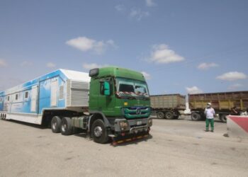 Sebuah truk tiba di gerbang Jalur Pelintasan Kerem Shalom di Kota Rafah, Jalur Gaza selatan, pada 21 Mei 2021. (Xinhua/Khaled Omar)