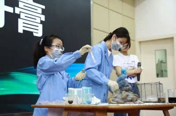 Para peneliti dari Akademi Ilmu Pengetahuan China sedang melakukan eksperimen pada Hari Ilmu Pengetahuan Publik ke-17 di Beijing, pada 23 Mei 2021. (Foto disediakan untuk Xinhua)