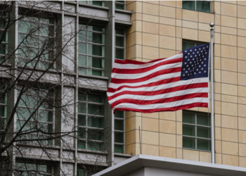 Bendera Amerika Serikat (AS) berkibar tertiup angin di Kedutaan Besar AS di Moskow, Rusia, pada 16 April 2021. (Xinhua/Evgeny Sinitsyn)