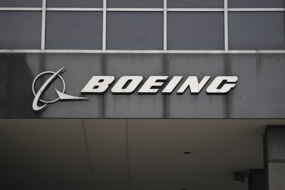 Foto yang diabadikan pada 13 Maret 2019 ini menunjukkan logo Boeing di kantor pusatnya di pusat Kota Chicago, Amerika Serikat. (Xinhua/Joel Lerner)