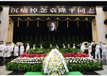 Orang-orang memberikan penghormatan terakhir bagi mendiang ilmuwan Yuan Longping di rumah duka Mingyangshan di Changsha, Provinsi Hunan, China tengah, pada 24 Mei 2021. China mengadakan upacara peringatan bagi Yuan Longping, yang dikenal sebagai bapak padi hibrida, pada Senin (24/5) pagi waktu setempat. Ilmuwan padi terkemuka itu, yang mengembangkan galur padi hibrida hasil tinggi pertama pada 1973, meninggal dunia karena gagal organ di usia 91 tahun pada Sabtu (22/5) di Changsha. (Xinhua/Xue Yuge)