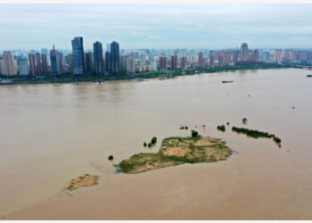 NANCHANG - Foto dari udara yang diabadikan pada 23 Mei 2021 ini menunjukkan beting yang nyaris tenggelam di Sungai Ganjiang di Nanchang, Provinsi Jiangxi, China timur. Ketinggian air di permukaan Sungai Ganjiang naik akibat hujan lebat. [Xinhua]