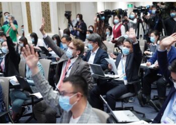 Para jurnalis mengangkat tangan untuk mengajukan pertanyaan saat konferensi pers yang digelar oleh Kantor Informasi Dewan Negara China terkait data sensus penduduk nasional ketujuh di Beijing, ibu kota China, pada 11 Mei 2021. (Xinhua/Cai Yang )