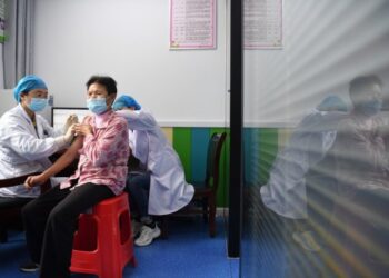 Tenaga kesehatan menyuntikkan satu dosis vaksin COVID-19 kepada seorang warga di lokasi vaksinasi di sebuah klinik di Mingchuan, wilayah Feixi, Provinsi Anhui, China timur, pada 21 Mei 2021. (Xinhua/Liu Junxi)