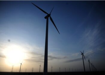 Foto yang diabadikan pada 16 November 2011 ini menunjukkan pembangkit listrik tenaga angin Yumen Changma dengan kapasitas 400.000 kw di Provinsi Gansu, China barat laut. (Xinhua/Nie Jianjiang)