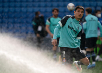 Striker RCD Espanyol asal China, Wu Lei, melakukan pemanasan sebelum pertandingan sepak bola liga divisi dua Spanyol antara RCD Espanyol dan CF Fuenlabrada di Cornella, Spanyol, pada 1 April 2021. (Xinhua/Joan Gosa)