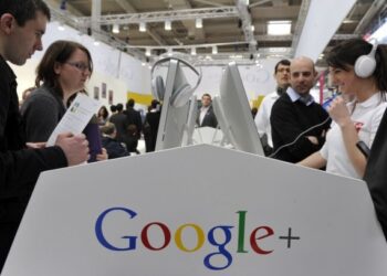 Orang-orang mengunjungi stan ekshibisi Google di Pameran CeBIT IT di Hannover, Jerman, pada 6 Maret 2012. (Xinhua/Ma Ning)